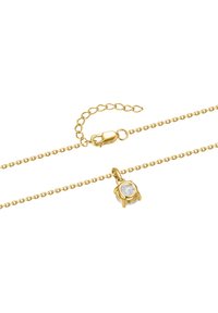 Goldene Halskette mit einem kleinen runden Anhänger, der einen klaren Stein enthält, gesichert mit einem Karabinerverschluss und einer verstellbaren Kettenneigung.