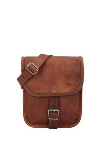 Brązowa skórzana torba na ramię z klapą, regulowanym paskiem i metalową klamrą. Gładka faktura z kontrastującymi detalami stębnowania.