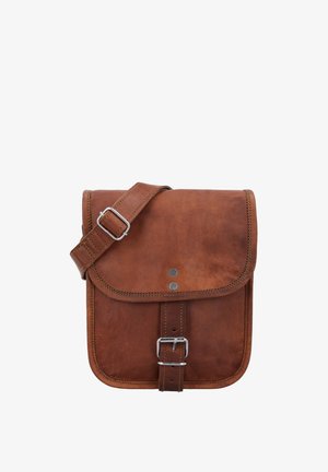 Brūna ādas messengera soma ar atloku, regulējamu siksnu un metāla sprādzi. Gluda tekstūra ar kontrastējošiem šuvju elementiem.