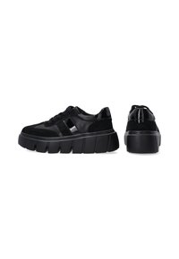 Schwarze Sneakers mit einer Kombination aus matten und glänzenden Texturen, dicker Plattformsohle und subtilen Designelementen im Obermaterial.