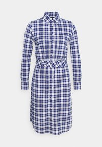 Blå och vit rutig klänning med krage, lång ärm, knäppning och midja med bälte. Tillverkad av ett lätt tyg.