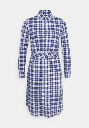 Robe à carreaux bleus et blancs avec un col, des manches longues, une fermeture à boutons et une taille ceinturée. Fabriquée en tissu léger.