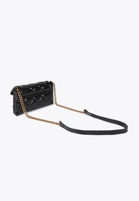 Borsa a tracolla nera trapuntata in ecopelle, con una tracolla in catena dorata e una tracolla nera removibile, dotata di chiusura a pattina.