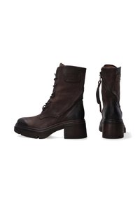 Bottines en cuir marron avec un laçage à l'avant et une fermeture éclair sur le côté. Le talon épais et les accents texturés rehaussent le design robuste.