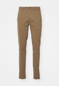 Hnědé bavlněné kalhoty slim fit se zapínáním na knoflík, standardními kapsami a hladkým povrchem.