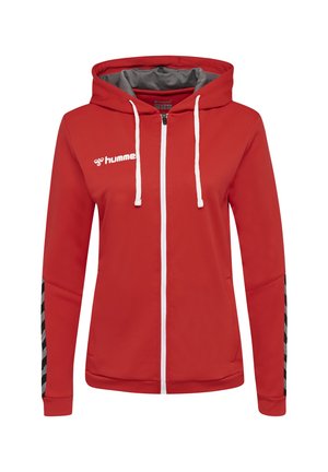 Rode hoodie met rits en witte trekkoorden, grijze binnenvoering van de capuchon, zwarte en grijze chevronstrepen op de mouwen en wit "hummel" logo op de borst.