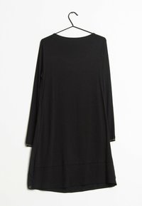Schwarzes Langarmkleid aus leichtem Stoff, mit rundem Ausschnitt und leicht geschwungener Saumkante sowie einer glatten Textur.