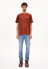 ARMEDANGELS MAARKUS SOLID - T-shirt basic - dark amber