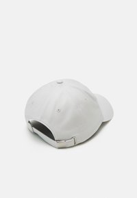 Cappellino da baseball bianco con visiera curvata, realizzato in tessuto di cotone liscio. Presenta una cinturino posteriore con chiusura metallica e fori di ventilazione.