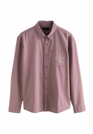 Długa bluzka w kolorze mauve z guzikami, ozdobiona haftowanym wzorem na lewym kieszeni na piersi, prezentowana na białym tle.