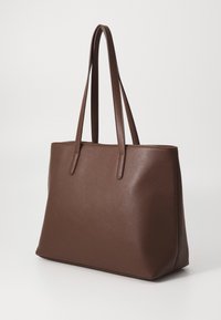 Brun læder tote bag med to lange håndtag, rektangulær form, glat tekstur og minimalistisk design. Ingen synlige hardware eller mønstre.