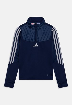 Marine kwart-rits pullover shirt met gestructureerd bovenstuk, grijze drie-strepen accenten op de mouwen en reflecterend logo. Gemaakt van vochtafvoerende stof.