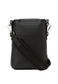 Schwarze Leder-Crossbody-Tasche mit strukturierter Oberfläche, ausgestattet mit silbernem Metallzubehör und einem Stoffgurt mit Branding. Rechteckige Form, kompaktes Design.