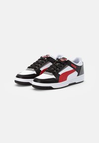 Des baskets noires, blanches et rouges dotées d'une tige en cuir, d'accents texturés, d'un logo Puma bien visible et d'une semelle en caoutchouc avec fermeture à lacets.