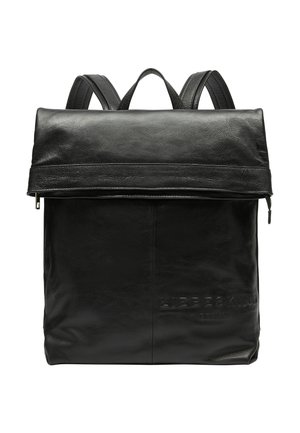 Schwarzer Leder-Rucksack mit einer umklappbaren Oberseite, Reißverschlussverschluss und geprägtem Branding. Verfügt über zwei verstellbare Schultergurte und eine glatte Textur.