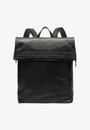 Schwarzer Leder-Rucksack mit einer umklappbaren Oberseite, Reißverschlussverschluss und geprägtem Branding. Verfügt über zwei verstellbare Schultergurte und eine glatte Textur.