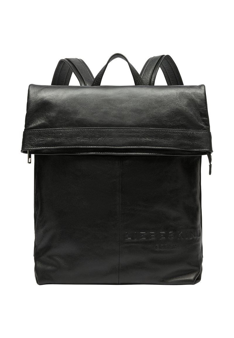 Schwarzer Leder-Rucksack mit einer umklappbaren Oberseite, Reißverschlussverschluss und geprägtem Branding. Verfügt über zwei verstellbare Schultergurte und eine glatte Textur.