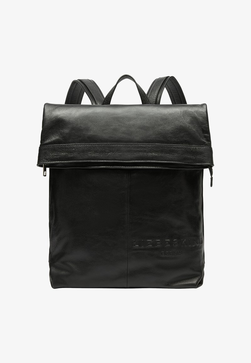 Czarny skórzany plecak z zawijaną górą, zamknięciem na zamek błyskawiczny oraz wytłoczonym logo. Posiada dwie regulowane ramiączka i gładką fakturę.