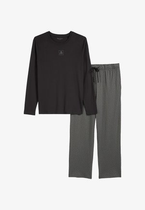 Top nero a maniche lunghe con logo "M O P" sul petto e pantaloni grigi con coulisse e piccolo motivo a scacchi, disposti in piano.