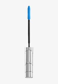 Brosse à mascara en silicone bleu sur un manche noir, positionnée au-dessus d'un conteneur cylindrique argenté brillant avec une surface lisse et brillante.