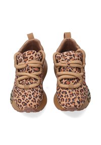 Sneakers med leopardprint, en brun tekstiloverdel, lysebrune snørebånd og en formet sål med sorte prikkede detaljer.