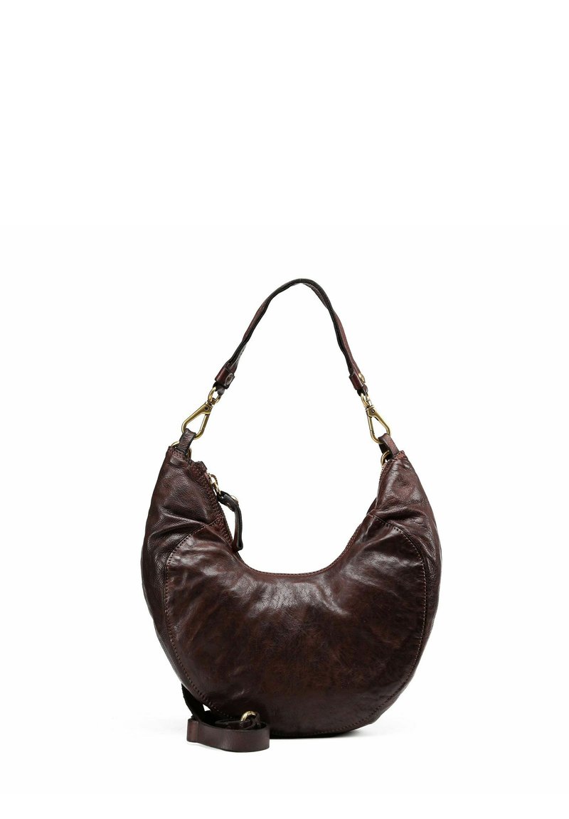 Borsa a spalla in pelle marrone con forma curva e finitura testurizzata. Presenta una tracolla robusta e dettagli in metallo dorato.