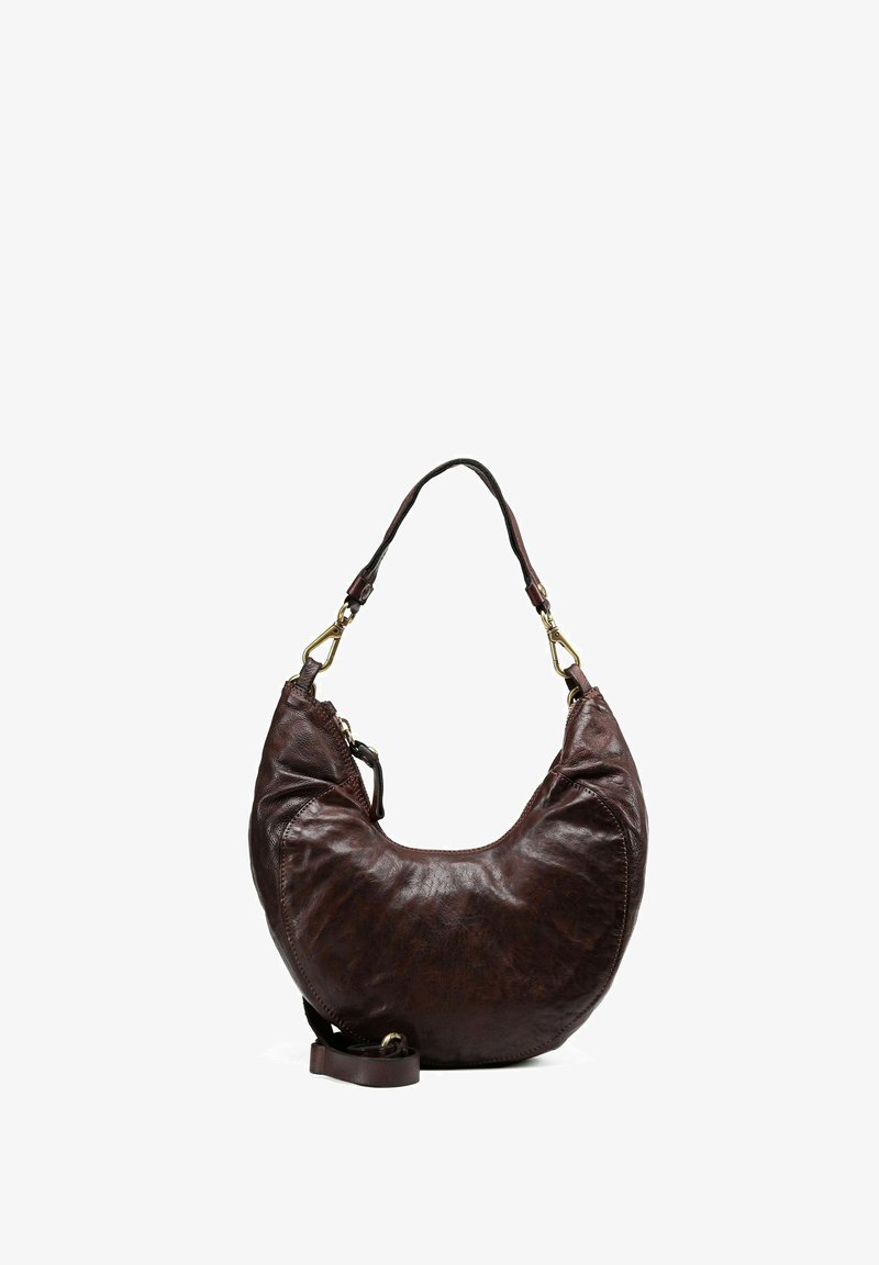 Borsa a spalla in pelle marrone con forma curva e finitura testurizzata. Presenta una tracolla robusta e dettagli in metallo dorato.