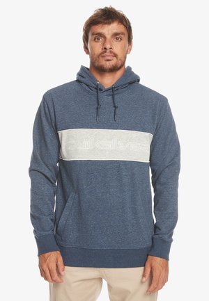 Sudadera con capucha en azul oscuro con una franja horizontal de color gris claro que presenta texto bordado. Fabricada con una tela suave y texturizada. Bolsillo frontal.