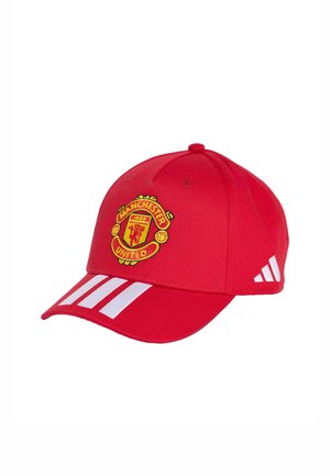 Casquette de baseball rouge avec le logo de Manchester United au centre devant et des rayures Adidas blanches sur la visière et le côté.
