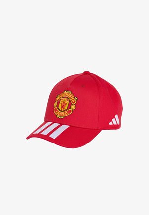 Gorra de béisbol roja con el logo del Manchester United en el centro delantero y rayas blancas de Adidas en la visera y el lateral.