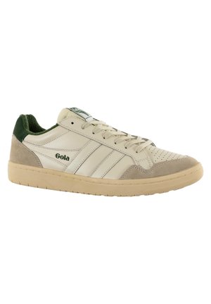 Baskets Gola crème et beige avec détails verts, bout perforé, fermeture à lacets et semelle en caoutchouc, vues de côté sur fond blanc.