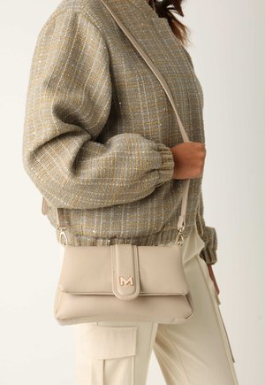 Beige læder crossover taske med klap-lukning, prægede logo og justerbar strop. Tasken har en glat overflade og et minimalistisk design.