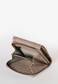 Portafoglio in pelle beige con zip, caratterizzato da un ampio scomparto, due tasche interne e slot per carte, foderato con tessuto a righe.