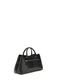 Sac à main noir avec une surface en simili cuir texturé, de forme rectangulaire, deux poignées et une poche zippée à l'avant avec des accessoires métalliques.