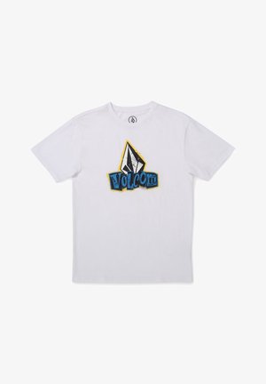 T-shirt bianco a maniche corte con un logo Volcom colorato che presenta una pietra stilizzata in bianco e nero e testo blu contornato di giallo.