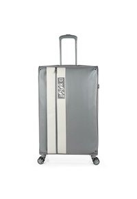 Maleta gris con una franja vertical blanca que presenta un logo, un mango retráctil y cuatro ruedas para su movilidad. Diseño de soft-shell.