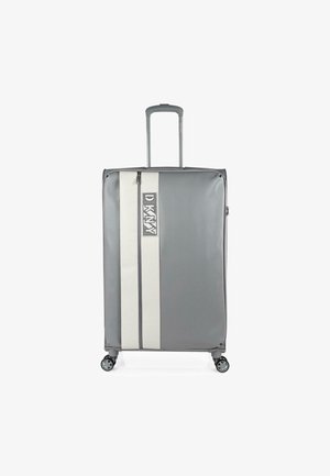 Maleta gris con una franja vertical blanca que presenta un logo, un mango retráctil y cuatro ruedas para su movilidad. Diseño de soft-shell.