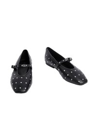 Scarpe nere in pelle con punta quadrata, dotate di una cinturino rotondo e borchie decorative in argento disposte in un pattern a pois.