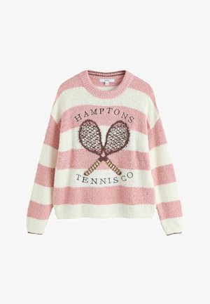 Růžový a bílý pruhovaný chlupatý svetr s překříženými tenisovými raketami a nápisem "Hamptons Tennis Co" na přední straně.