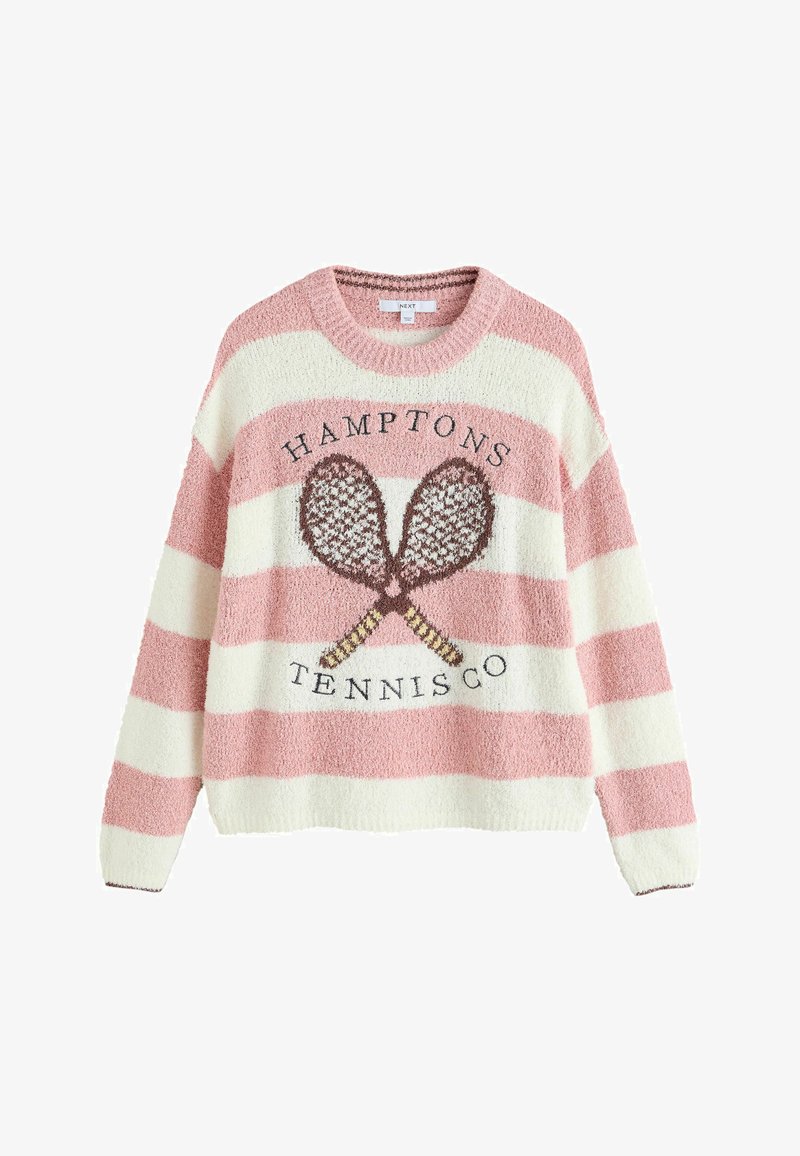 Pull en peluche rayé rose et blanc avec des raquettes de tennis croisées et le texte « Hamptons Tennis Co » au devant.