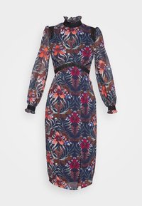 Midi šaty s květinovým potiskem, nadýchanými rukávy, vysokým volánovým límcem a černým pasem. Průhledný materiál s vícebarevnými květinovými detaily.