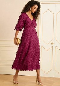 Love & Roses REGULAR FIT - FLORAL V-NECK PUFF SLEEVE - Vapaa-ajan mekko - red