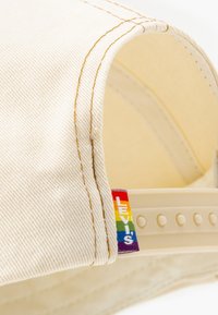 Levi's® PRIDE TRUCKER UNISEX - Kapa - regular white