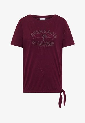 Bordeauxkleurig T-shirt met korte mouwen, palmboomgrafiek, tekst "Embrace Change", subtiel bladmoter en zijknoopdetail bij de zoom.