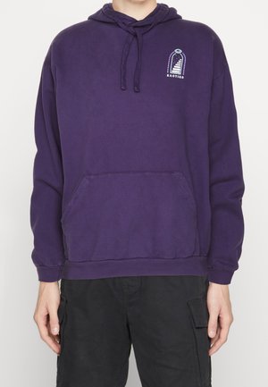 Sudadera de algodón púrpura con un bolsillo frontal, capucha con cordones y un logotipo gráfico en el pecho. Presenta puños y dobladillo acanalados.
