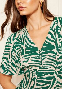 Friends Like These SHORT SLEEVE RUCHED FRONT- REGULAR FIT - Kasdienė suknelė - green
