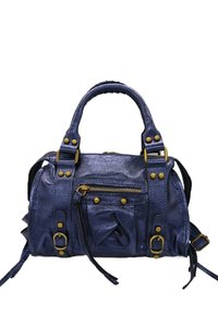 Sac à main en cuir métallisé bleu marine avec des détails en or. Il possède deux poignées supérieures, une poche latérale zippée et des accents décoratifs. Sa forme est structurée.