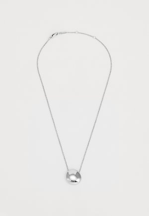 Silberne Anhänger-Halskette mit einem glatten, abgerundeten Design und zwei ausgeschnittenen Akzenten. Verfügt über eine dünne Kette und einen sicheren Verschluss.