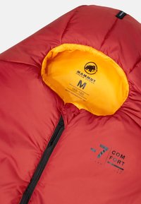 Rode slaapzak met een gele binnenkant, voorzien van een ritssluiting en een label dat de maat M en een temperatuurclassificatie van -7°C aangeeft.