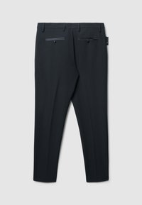 Schwarze maßgeschneiderte Hosen aus glattem Stoff, Slim-Fit, mit zwei Gesäßtaschen und einem dezenten Glanz. Verfügt über Gürtelschlaufen und klare Linien.